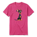 Un T-shirt framboise à manches courtes et col rond, orné d'un motif représentant un chien sur le devant.