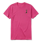 Un T-shirt framboise à manches courtes et col rond, orné d'un motif représentant un chien sur la poitrine gauche.