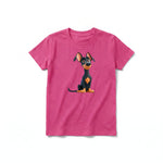 Un T-shirt framboise à manches courtes et col rond pour jeune, orné d'un motif représentant un chien sur le devant.
