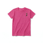 Un T-shirt framboise à manches courtes et col rond pour jeune, orné d'un motif représentant un chien sur la poitrine gauche.