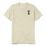 Un T-shirt latte à manches courtes et col rond, orné d'un motif représentant un chien sur la poitrine gauche.