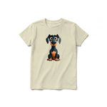 Un T-shirt latte à manches courtes et col rond pour jeune, orné d'un motif représentant un chien sur le devant.