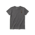 Un T-shirt charbon à manches courtes et col rond pour jeune, orné d'un motif représentant un chien sur la poitrine gauche.