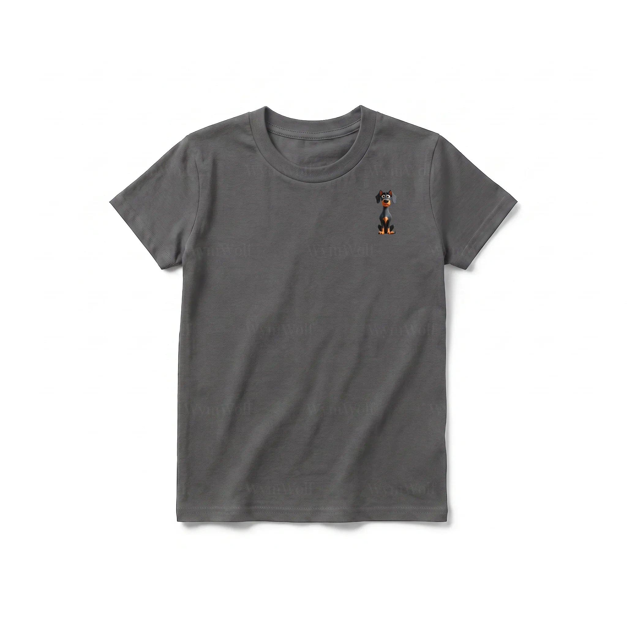 Un T-shirt charbon à manches courtes et col rond pour jeune, orné d'un motif représentant un chien sur la poitrine gauche.