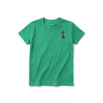Un T-shirt kelly à manches courtes et col rond pour jeune, orné d'un motif représentant un chien sur la poitrine gauche.