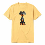 Un T-shirt moutarde à manches courtes et col rond, orné d'un motif représentant un chien sur le devant.