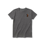 Un T-shirt charbon à manches courtes et col rond pour jeune, orné d'un motif représentant un chien sur la poitrine gauche.