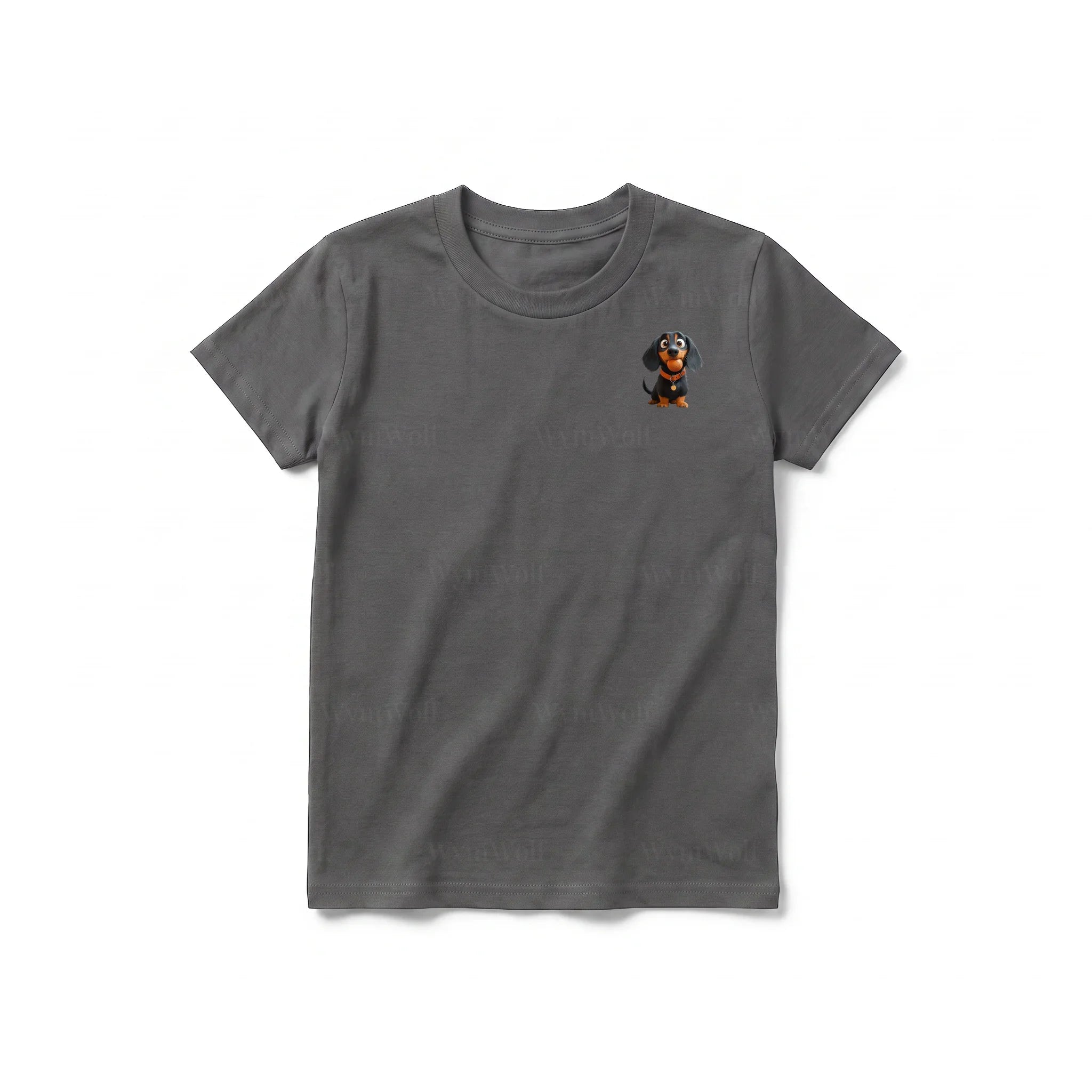 Un T-shirt charbon à manches courtes et col rond pour jeune, orné d'un motif représentant un chien sur la poitrine gauche.