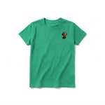 Un T-shirt kelly à manches courtes et col rond pour jeune, orné d'un motif représentant un chien sur la poitrine gauche.
