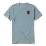 Un T-shirt sauge à manches courtes et col rond, orné d'un motif représentant un chien sur la poitrine gauche.