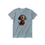 Un T-shirt sauge à manches courtes et col rond pour jeune, orné d'un motif représentant un chien sur le devant.