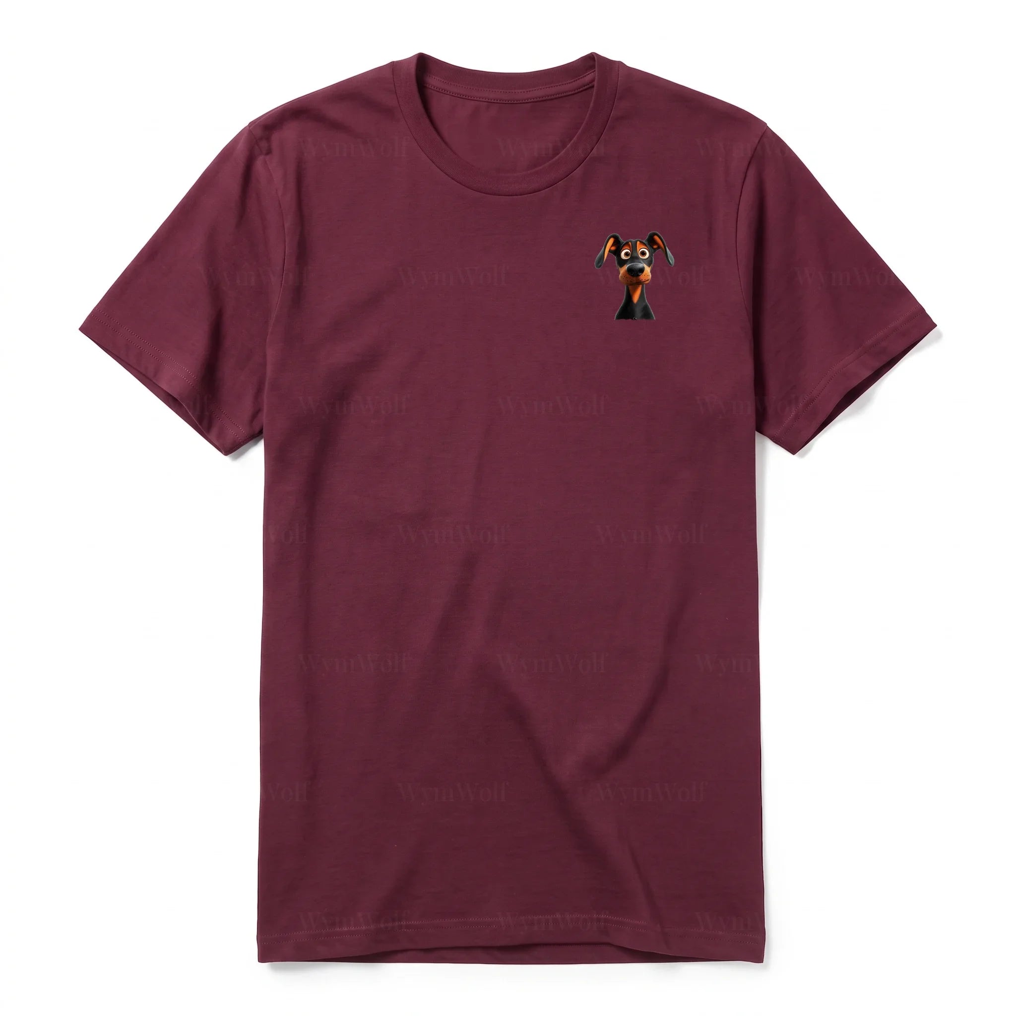 Un T-shirt marron à manches courtes et col rond, orné d'un motif représentant un chien sur la poitrine gauche.