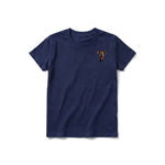 Un T-shirt marine à manches courtes et col rond pour jeune, orné d'un motif représentant un chien sur la poitrine gauche.