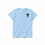 Un T-shirt poudre à manches courtes et col rond pour jeune, orné d'un motif représentant un chien sur la poitrine gauche.