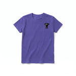 Un T-shirt violet à manches courtes et col rond pour jeune, orné d'un motif représentant un chien sur la poitrine gauche.