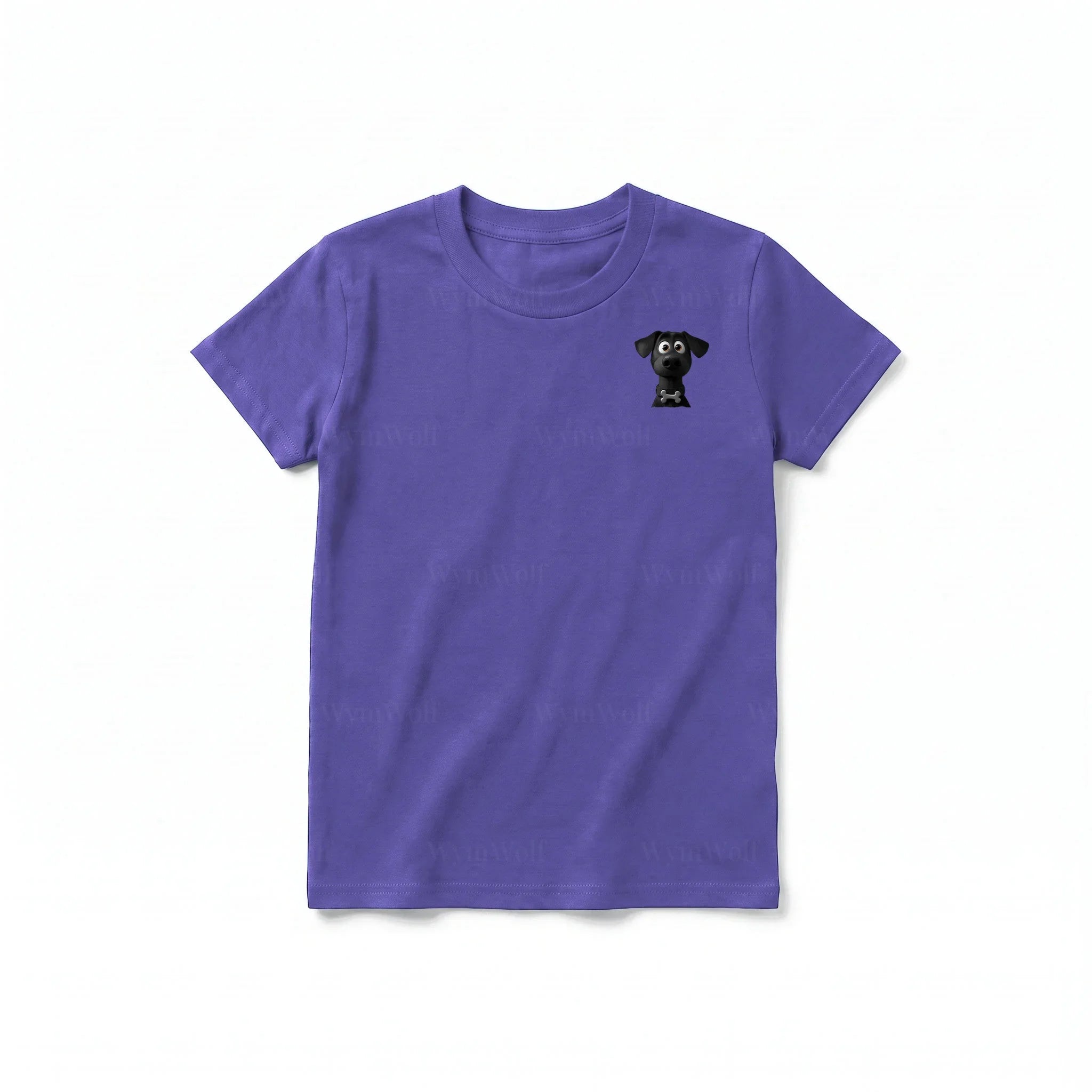 Un T-shirt violet à manches courtes et col rond pour jeune, orné d'un motif représentant un chien sur la poitrine gauche.