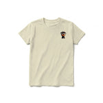 Un T-shirt latte à manches courtes et col rond pour jeune, orné d'un motif représentant un chien sur la poitrine gauche.