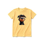 Un T-shirt moutarde à manches courtes et col rond pour jeune, orné d'un motif représentant un chien sur le devant.