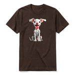 Un T-shirt chocolat à manches courtes et col rond, orné d'un motif représentant un chien sur le devant.