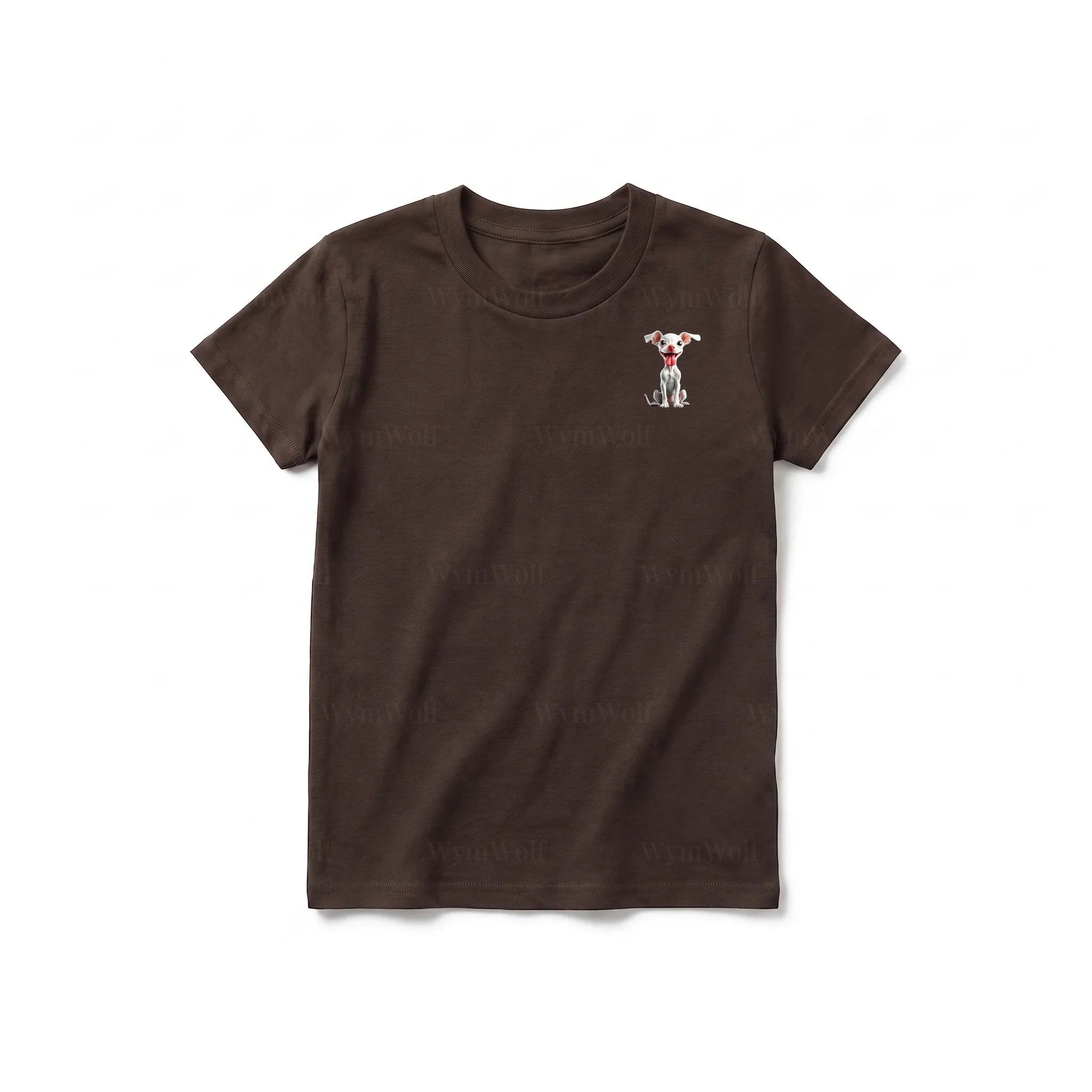 Un T-shirt chocolat à manches courtes et col rond pour jeune, orné d'un motif représentant un chien sur la poitrine gauche.
