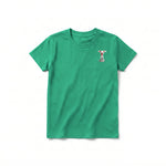Un T-shirt kelly à manches courtes et col rond pour jeune, orné d'un motif représentant un chien sur la poitrine gauche.