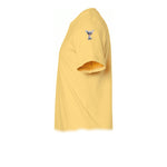 Un T-shirt moutarde à manches courtes et col rond, orné d'un motif représentant un chien sur le haut de la manche gauche.