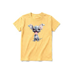 Un T-shirt moutarde à manches courtes et col rond pour jeune, orné d'un motif représentant un chien sur le devant.