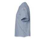 Un T-shirt steel-blue à manches courtes et col rond, orné d'un motif représentant un chien sur le haut de la manche gauche.