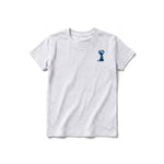 Un T-shirt gris cendré à manches courtes et col rond pour jeune, orné d'un motif représentant un chien sur la poitrine gauche.