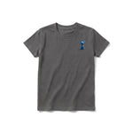 Un T-shirt charbon à manches courtes et col rond pour jeune, orné d'un motif représentant un chien sur la poitrine gauche.