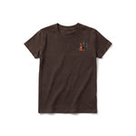 Un T-shirt chocolat à manches courtes et col rond pour jeune, orné d'un motif représentant un chien sur la poitrine gauche.