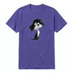 Un T-shirt violet à manches courtes et col rond, orné d'un motif représentant un chien sur le devant.