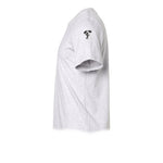 Un T-shirt gris cendré à manches courtes et col rond, orné d'un motif représentant un chien sur le haut de la manche gauche.