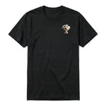 Un T-shirt noir à manches courtes et col rond, orné d'un motif représentant un chien sur la poitrine gauche.