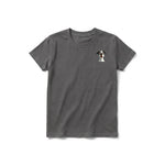 Un T-shirt charbon à manches courtes et col rond pour jeune, orné d'un motif représentant un chien sur la poitrine gauche.