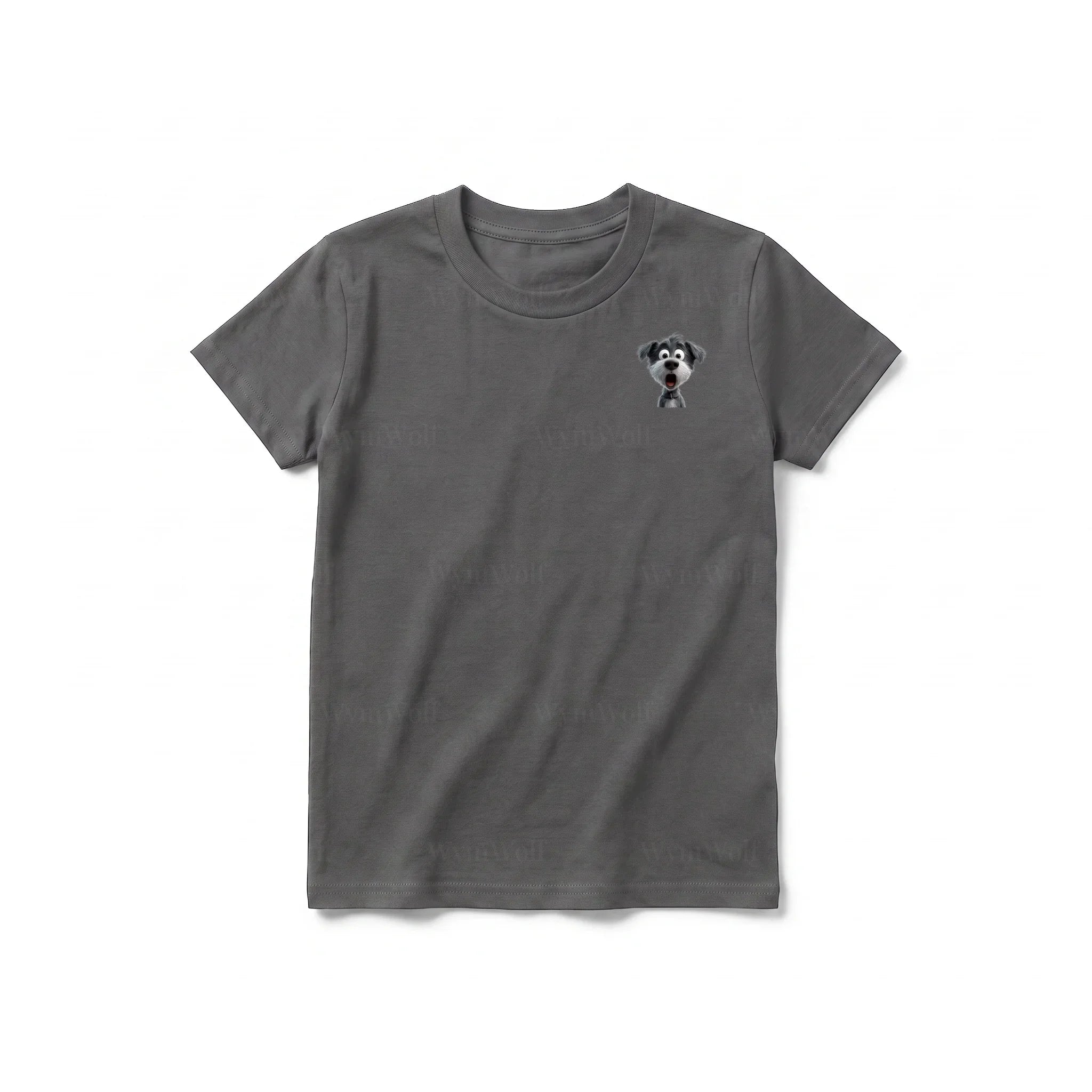 Un T-shirt charbon à manches courtes et col rond pour jeune, orné d'un motif représentant un chien sur la poitrine gauche.