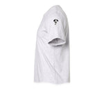 Un T-shirt gris cendré à manches courtes et col rond, orné d'un motif représentant un chien sur le haut de la manche gauche.