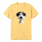 Un T-shirt moutarde à manches courtes et col rond, orné d'un motif représentant un chien sur le devant.