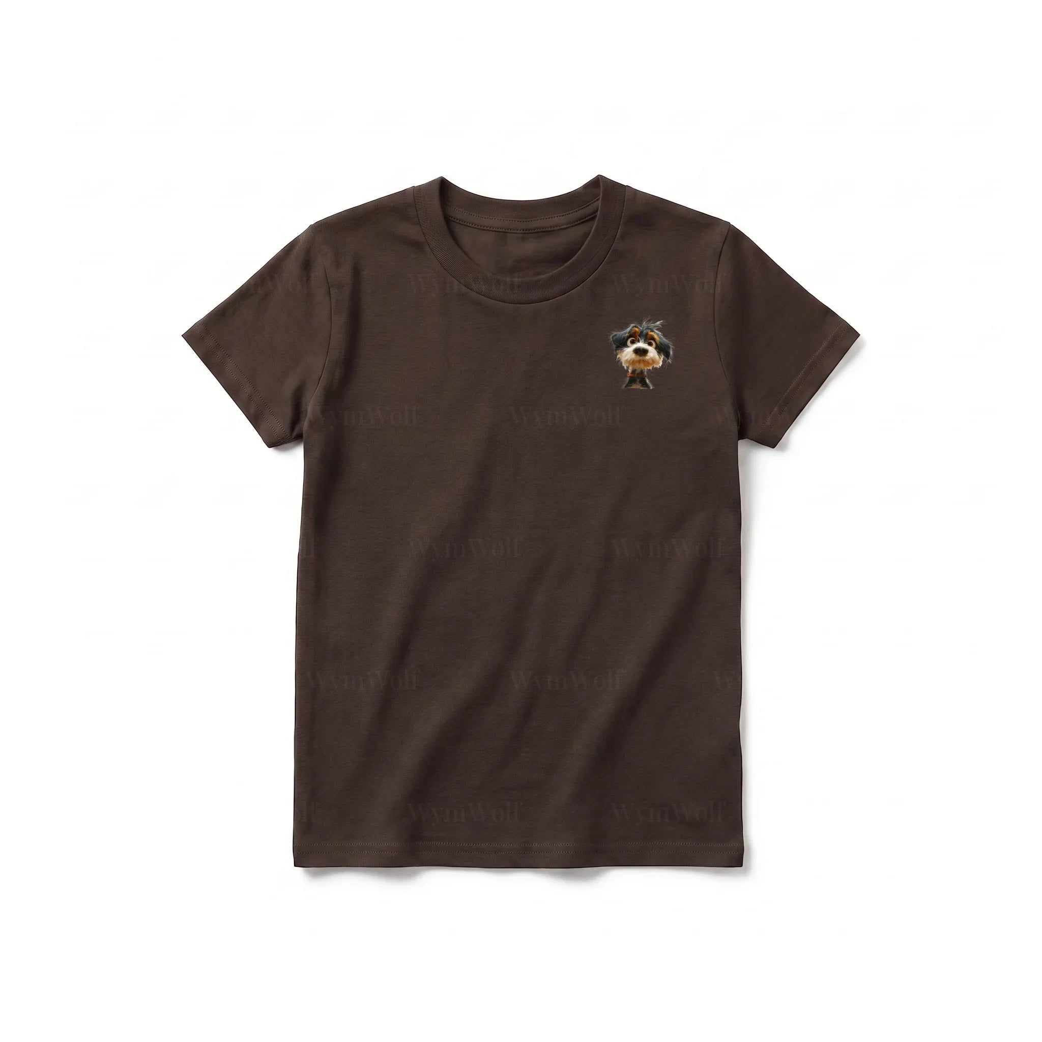 Un T-shirt chocolat à manches courtes et col rond pour jeune, orné d'un motif représentant un chien sur la poitrine gauche.