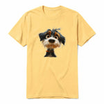 Un T-shirt moutarde à manches courtes et col rond, orné d'un motif représentant un chien sur le devant.