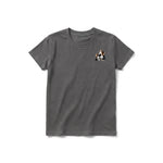 Un T-shirt charbon à manches courtes et col rond pour jeune, orné d'un motif représentant un chien sur la poitrine gauche.