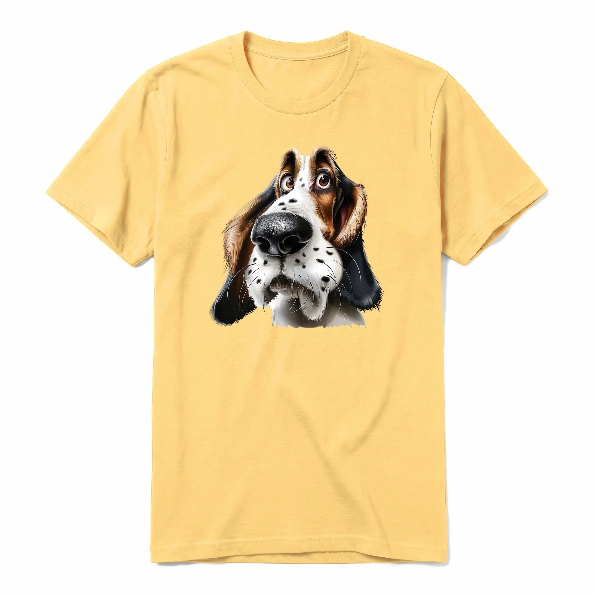 Un T-shirt moutarde à manches courtes et col rond, orné d'un motif représentant un chien sur le devant.