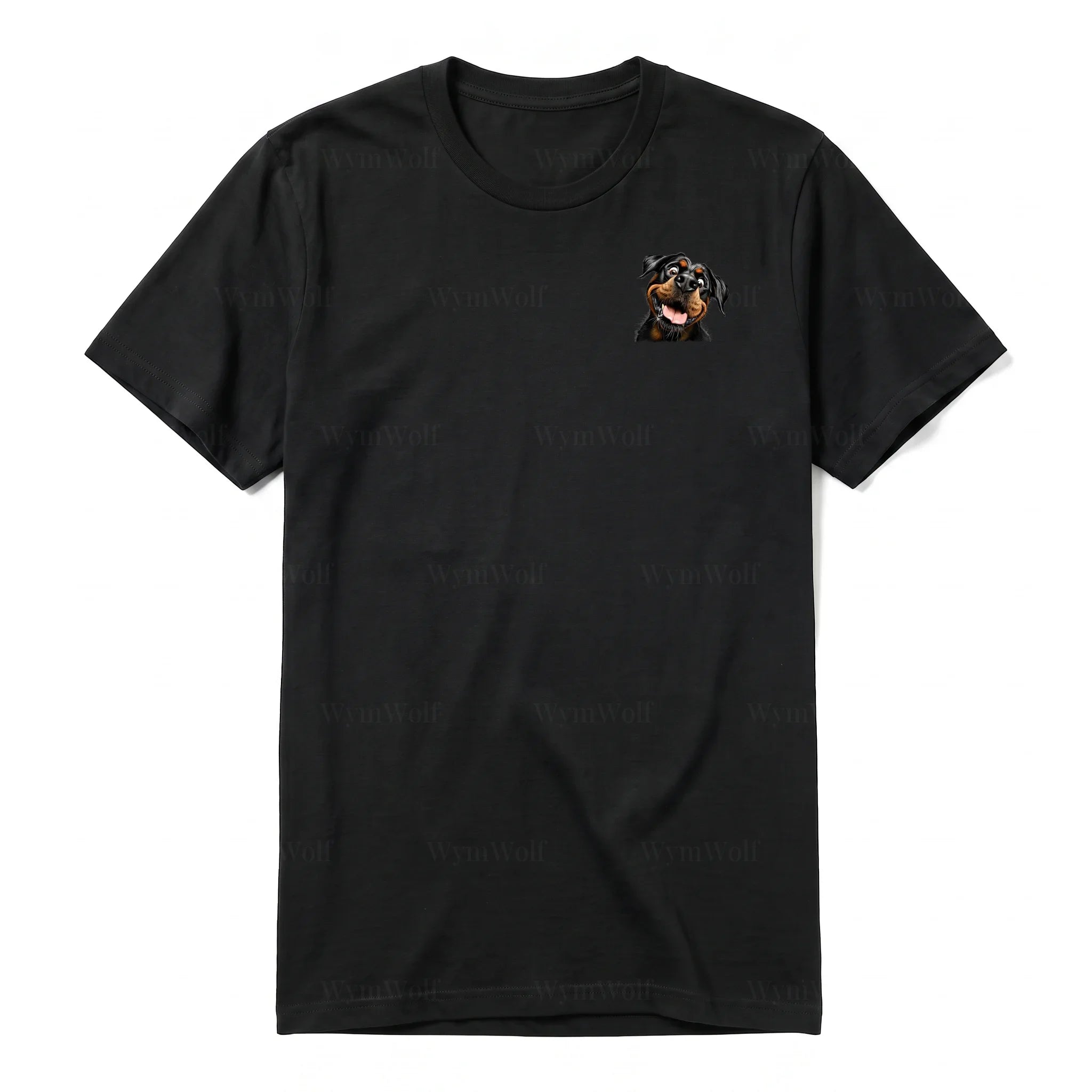 Un T-shirt noir à manches courtes et col rond, orné d'un motif représentant un chien sur la poitrine gauche.