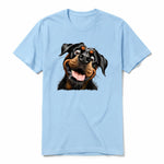 Un T-shirt poudre à manches courtes et col rond, orné d'un motif représentant un chien sur le devant.