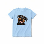 Un T-shirt poudre à manches courtes et col rond pour jeune, orné d'un motif représentant un chien sur le devant.