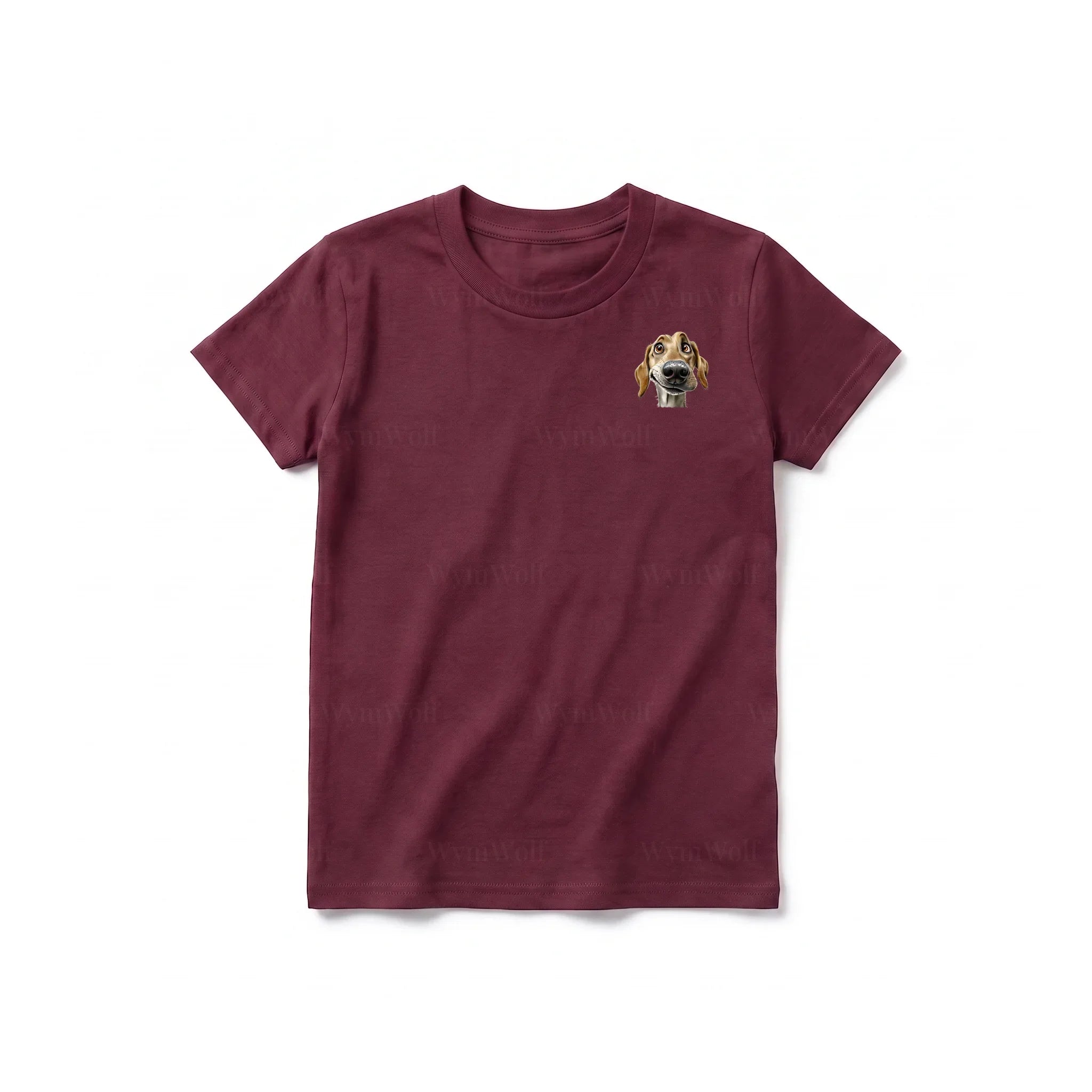 Un T-shirt marron à manches courtes et col rond pour jeune, orné d'un motif représentant un chien sur la poitrine gauche.