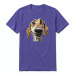 Un T-shirt violet à manches courtes et col rond, orné d'un motif représentant un chien sur le devant.
