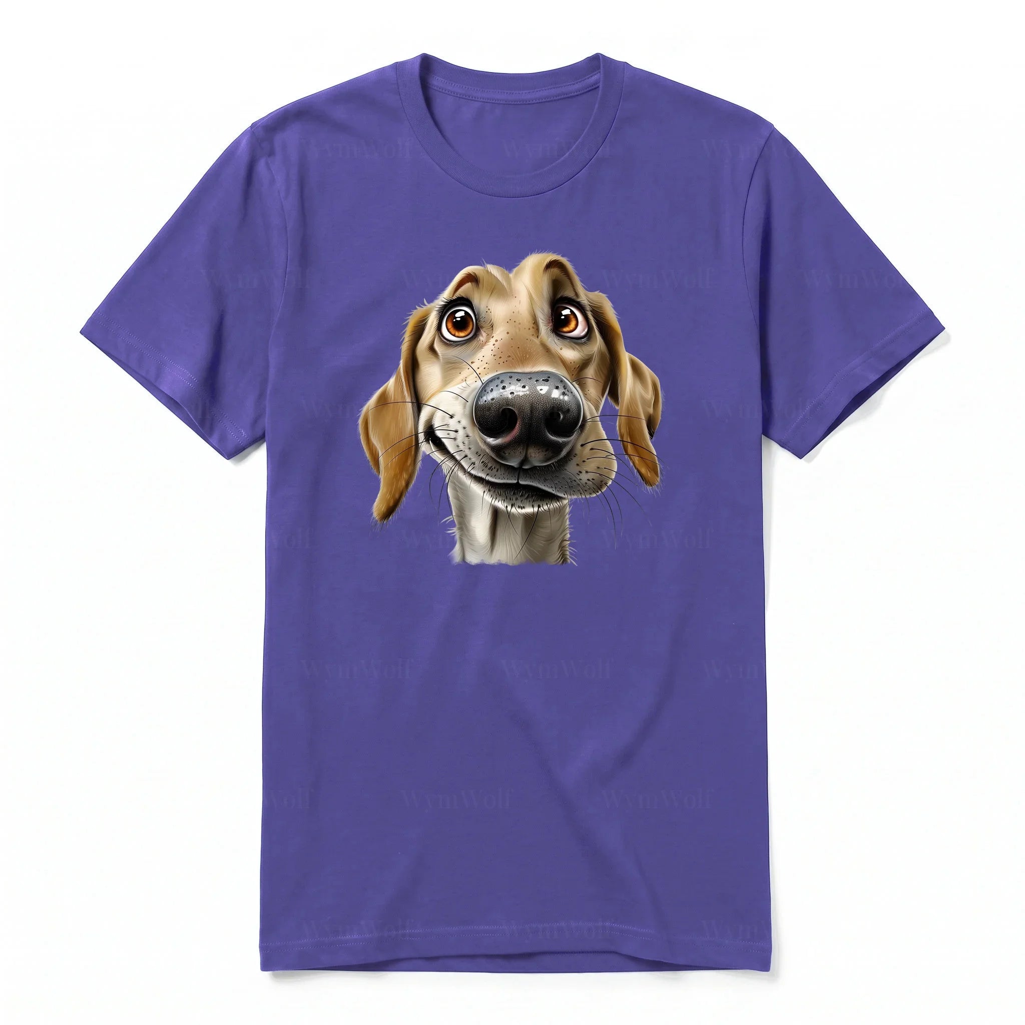 Un T-shirt violet à manches courtes et col rond, orné d'un motif représentant un chien sur le devant.