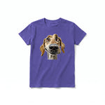 Un T-shirt violet à manches courtes et col rond pour jeune, orné d'un motif représentant un chien sur le devant.