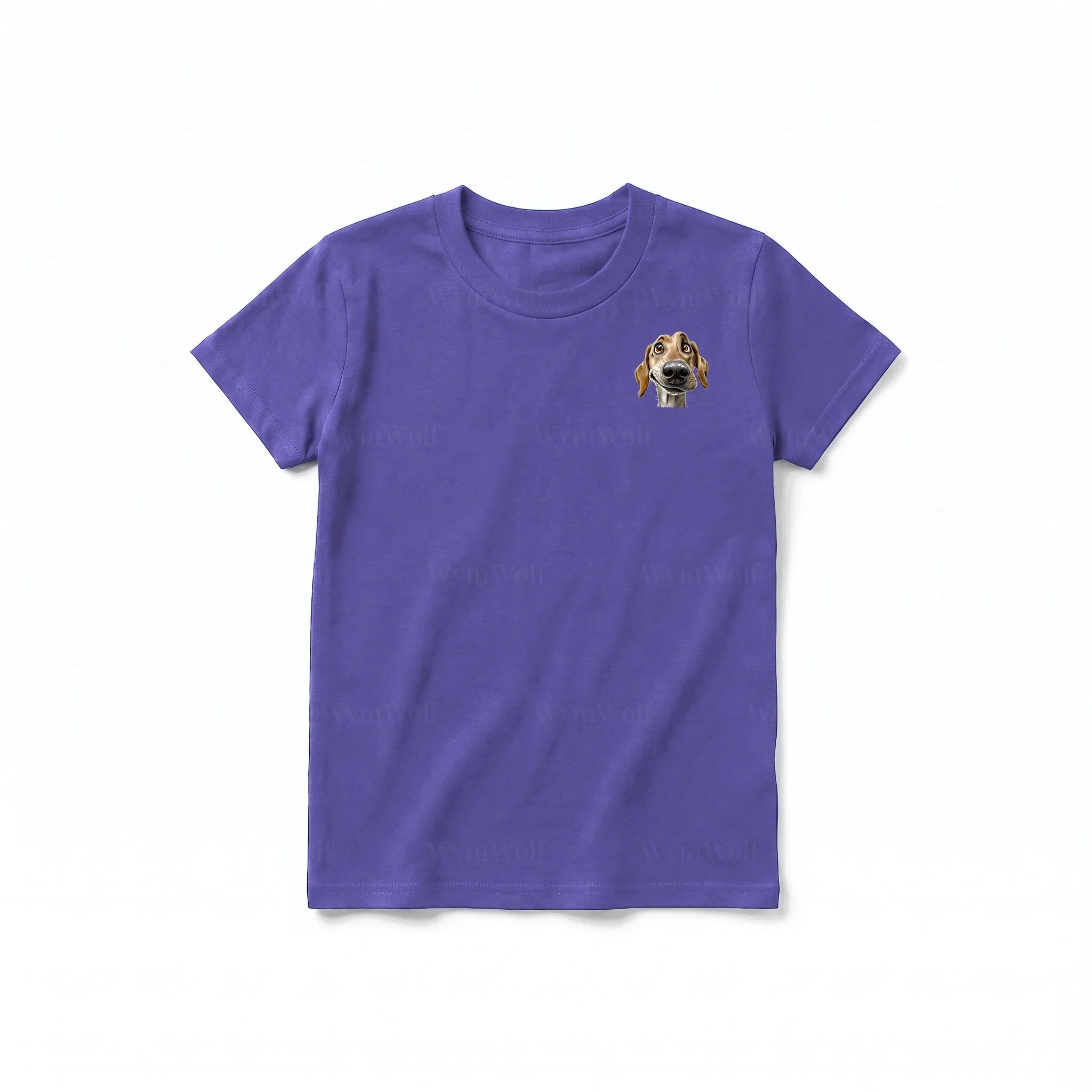 Un T-shirt violet à manches courtes et col rond pour jeune, orné d'un motif représentant un chien sur la poitrine gauche.